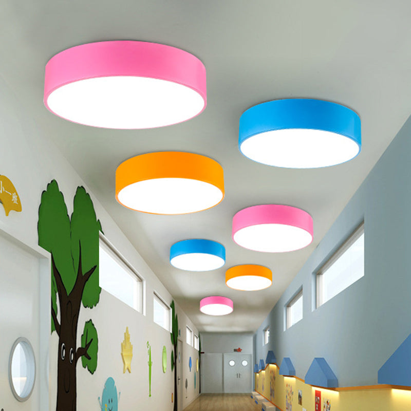 LED taklampe for barnerom - fargerik design med Dimmae belysning og fjernkontroll