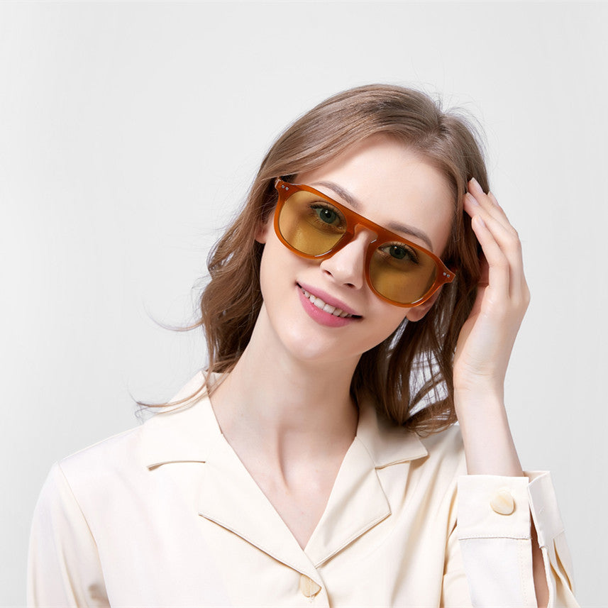 Dame klassisk solbrille med kvadratisk ramme og polarisert glass Skanto