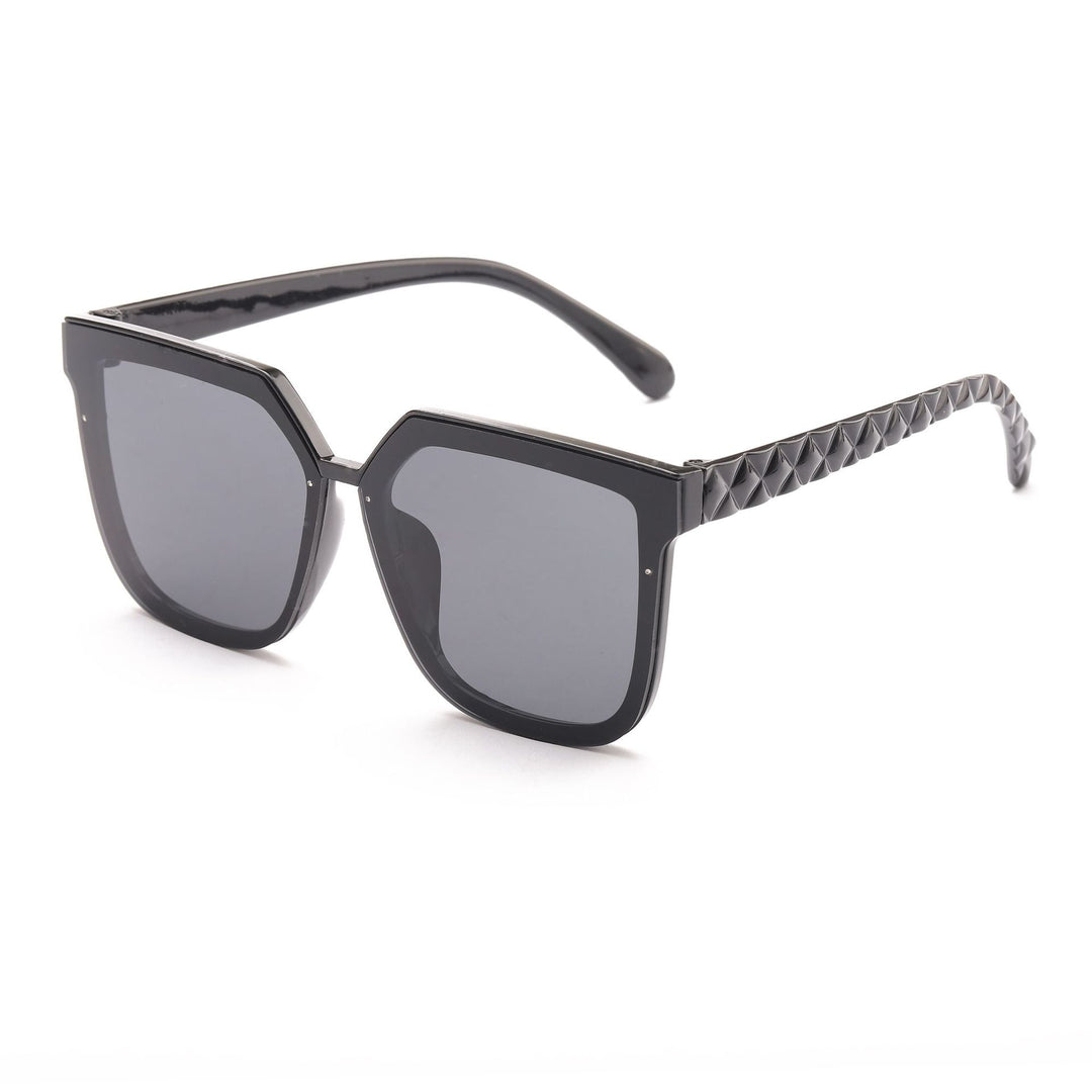 Dame modische solbrille med innovativ polygonal design Skanto