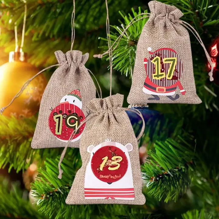 Skanto | HollyTime Adventskalender Set – 24 gjenbrukbare gaveposer med klistremerker, clips & snor