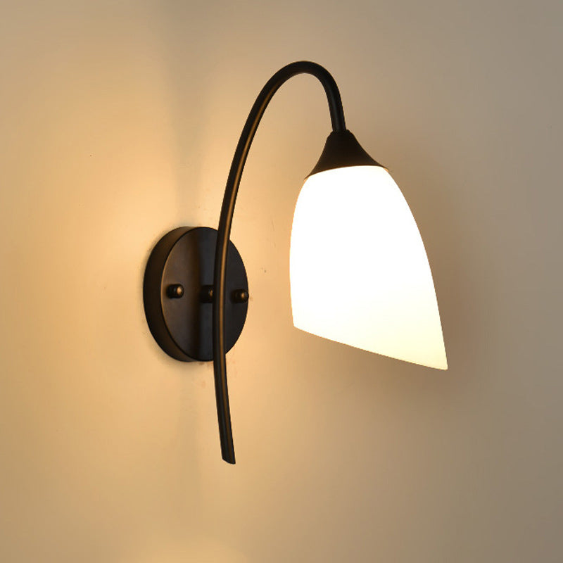Svart finish gåsehalsslampa rustikt metall 1 pære soverom vegglampe med melkefarget glasskjerm | Skanto