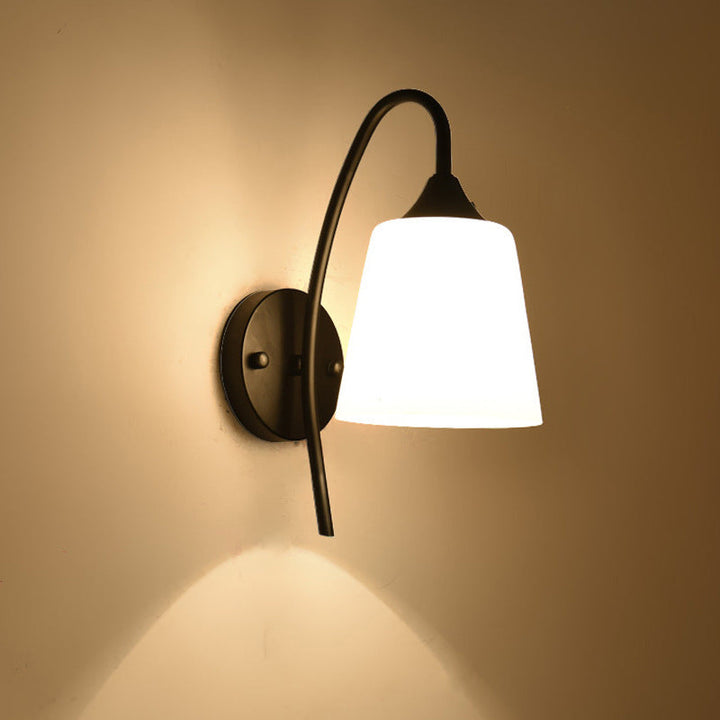 Svart finish gåsehalsslampa rustikt metall 1 pære soverom vegglampe med melkefarget glasskjerm | Skanto