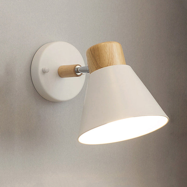 Nordisk Stilig Kegle Skjerm Veggmontert Lys Metall og Tre 1 Lyspære Sengside Rotérbar Vegglampe i Svart/Hvit | Skanto