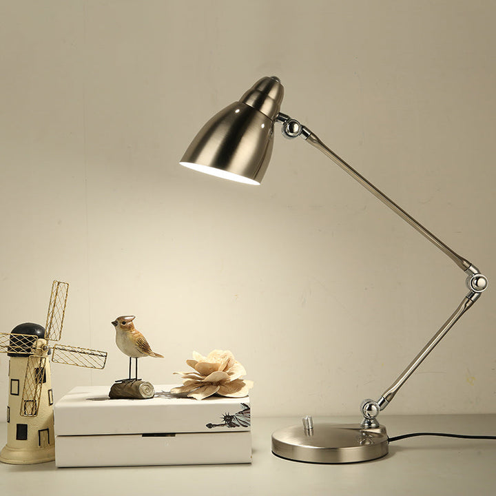 Skanto | Industriell bordlampe laget av metall med justerbar arm og klokkeformet skjerm