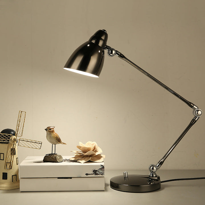 Skanto | Industriell bordlampe laget av metall med justerbar arm og klokkeformet skjerm