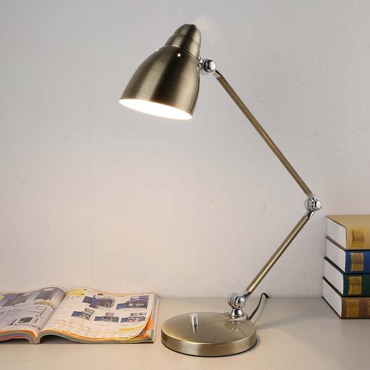 Skanto | Industriell bordlampe laget av metall med justerbar arm og klokkeformet skjerm