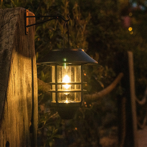 Moderne, retroinspirert, vanntett vegglampe laget av aluminium og glass med solcellefunksjon, sylindrisk, med én flamme, for oppheng på veggen til terrassen.