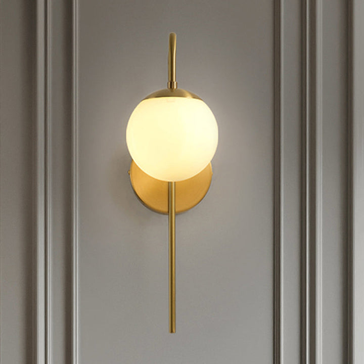 Sphere Veggmontert Lampe Minimal Frosted Glass 1 Pære Hvit Sconse Belysning med Gylden Gåsehalsarm | Skanto