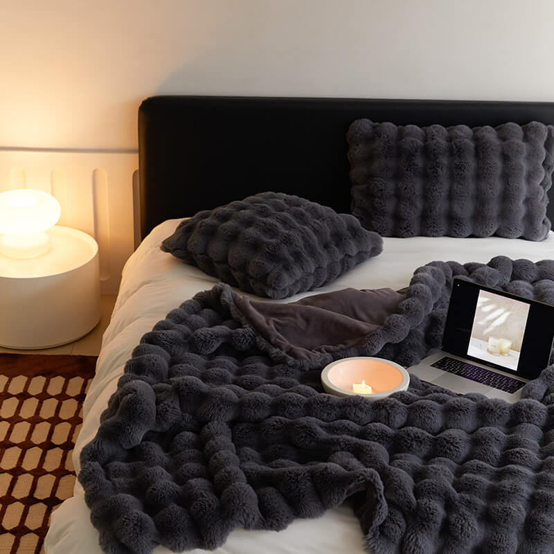 Plush falsk pels kastet for ultimate koselig varme | Skanto
