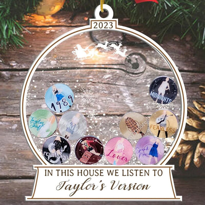 🎅I Dette Huset Lytter Vi Til Taylors Versjon Ornament | Skanto