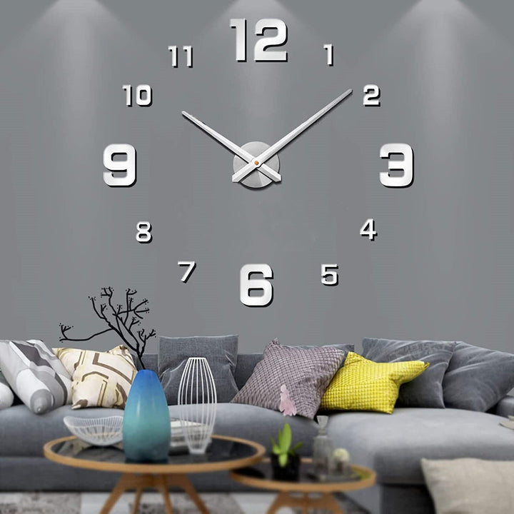 Große Wanduhr im moderne Wohnstil