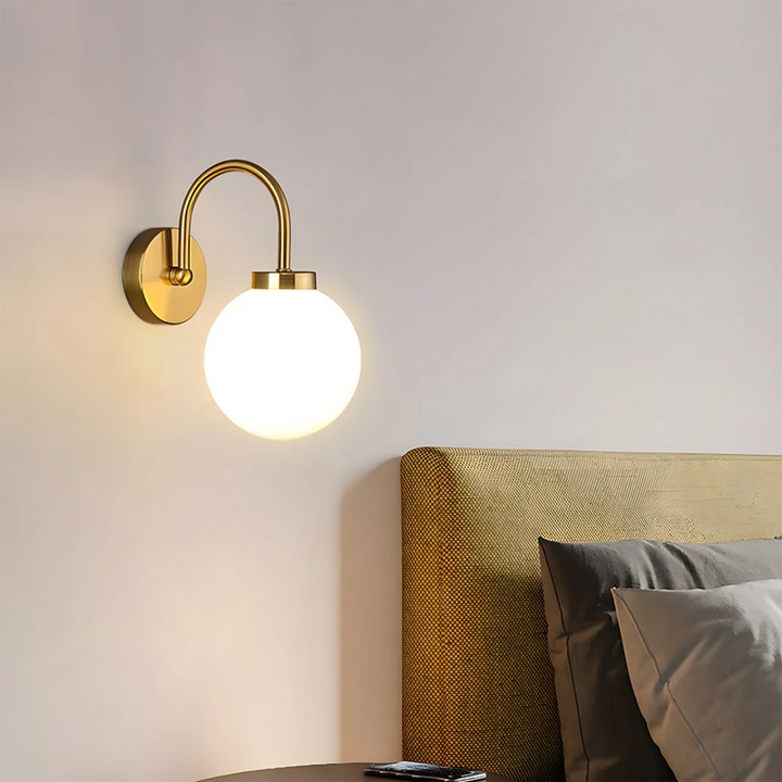 Skanto | Vegglampe med glasskule