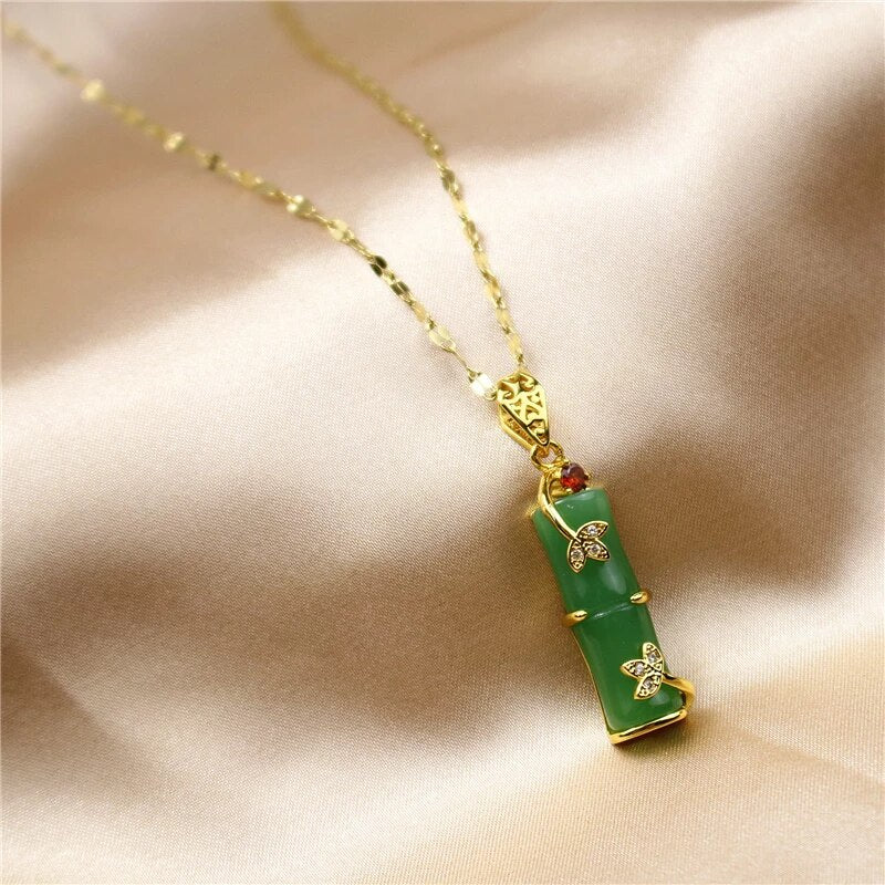 Spirituell Jade Amulett Nese | Et Blånende Smykke med Betydning Skanto