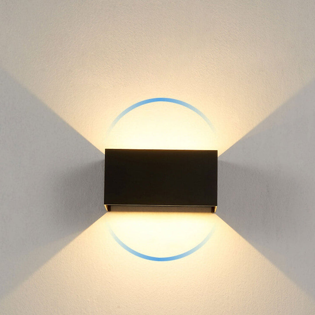 Moderne, vanntett, rektangulær LED-vegglampe for utendørs bruk med oppover- og nedoverrettet belysning.