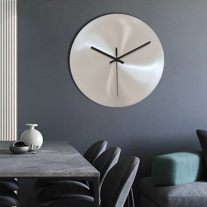 Elegant veggklokke laget av rustfritt stål for tidløs stil | Skanto