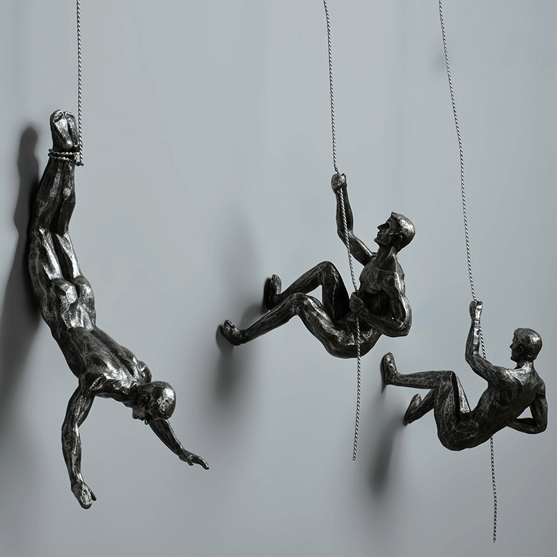Skanto | Klatrende Mann Vegg Skulptur Sett – Moderne Harpiks Kunst