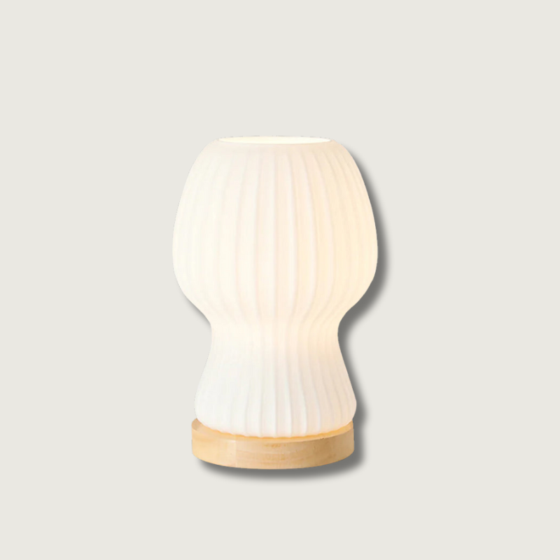 Skanto | GlowBeam – Bøyd Glass Bordlampe med Treakcent