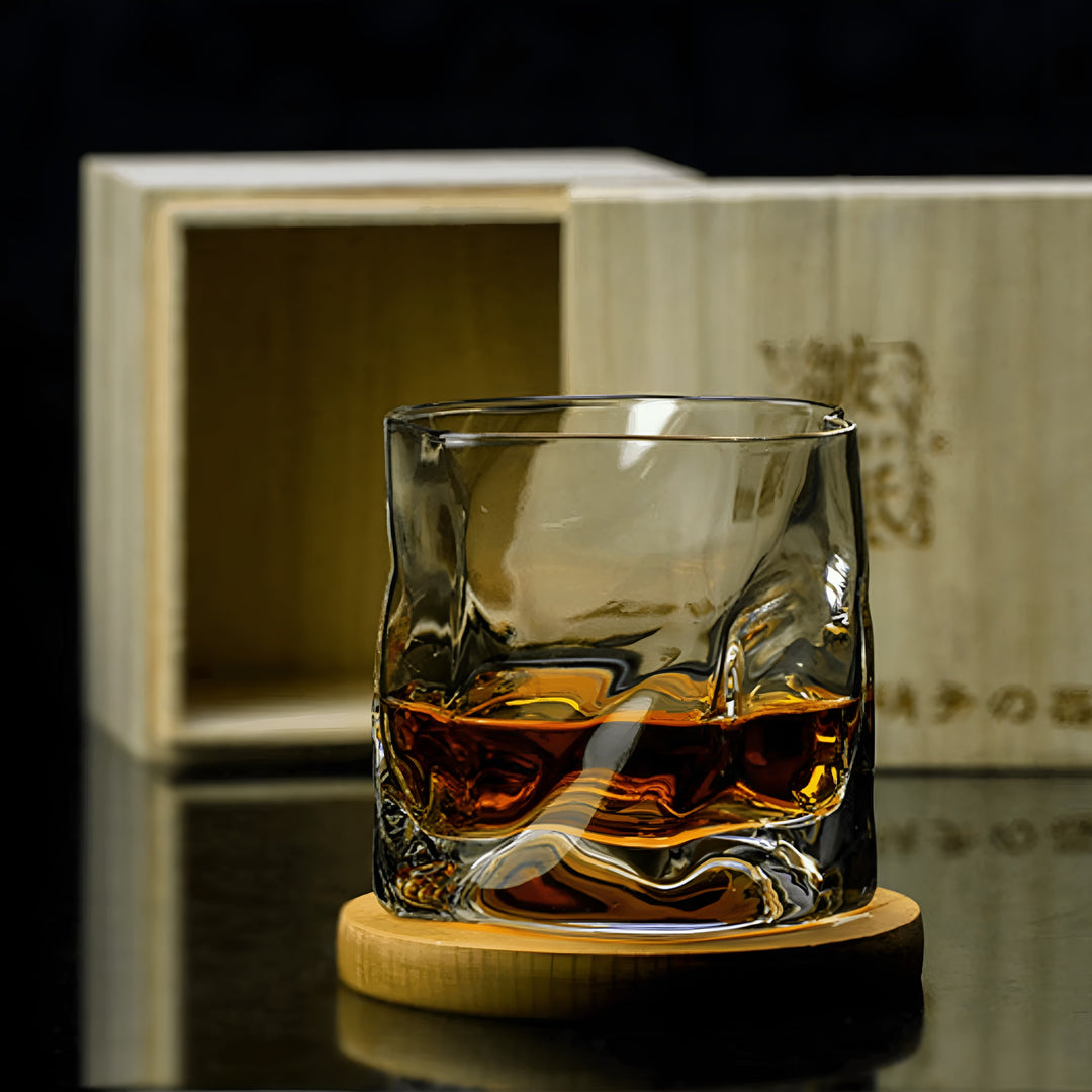 Whiskyglass i Edo Kiriko-stil – håndskåret med et unikt krølledesign
