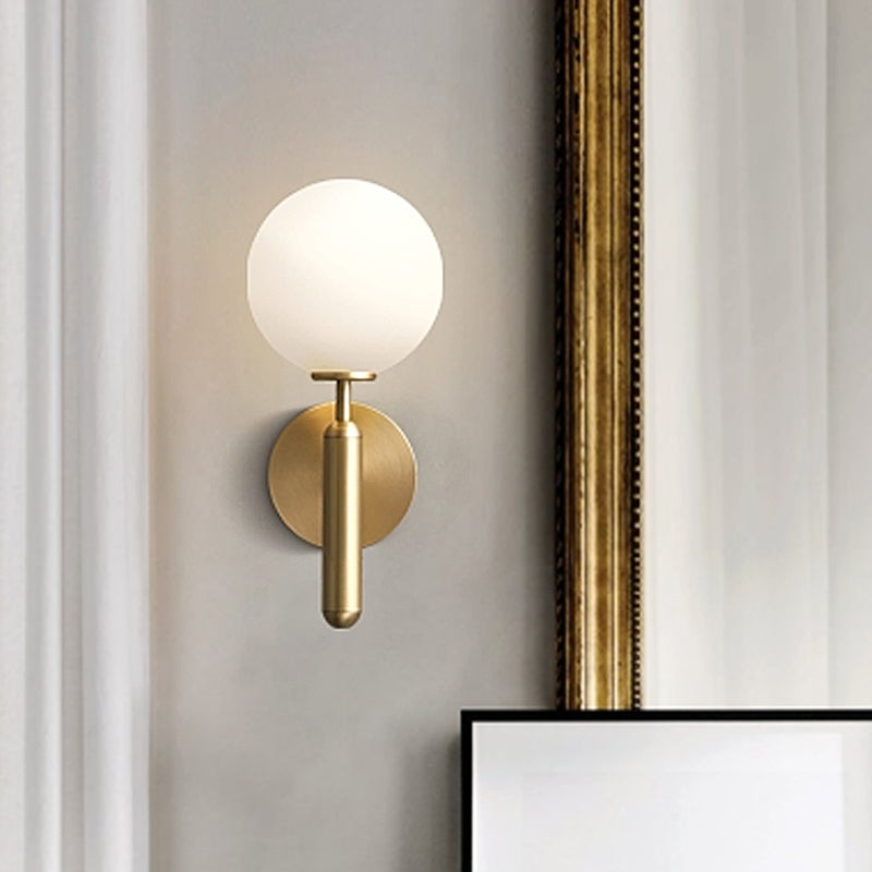Milky Glass Ball Veggelys Moderne 1 Hode Messing Veggmontert Lysarmatur med Metall Blyantarm | Skanto
