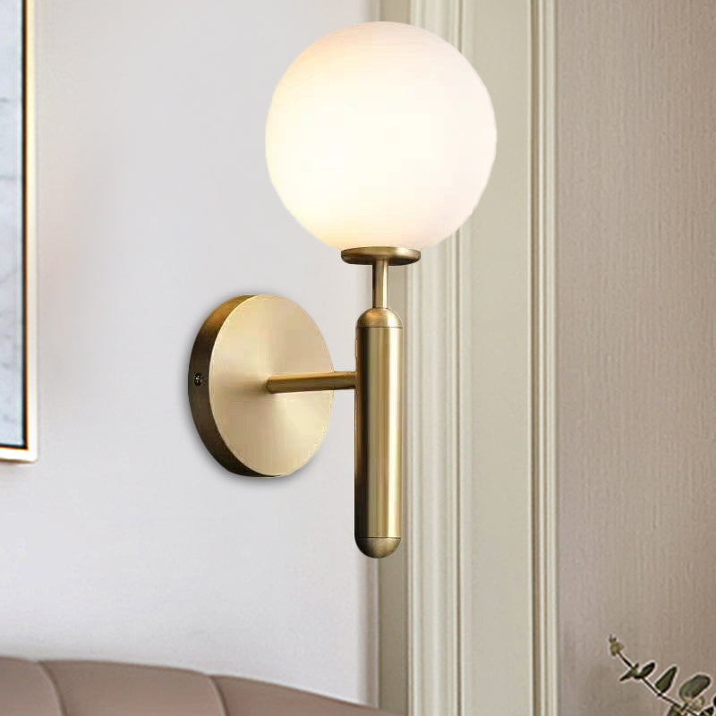 Milky Glass Ball Veggelys Moderne 1 Hode Messing Veggmontert Lysarmatur med Metall Blyantarm | Skanto