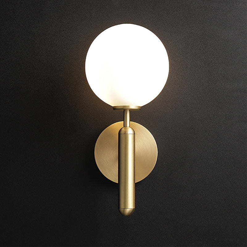 Milky Glass Ball Veggelys Moderne 1 Hode Messing Veggmontert Lysarmatur med Metall Blyantarm | Skanto