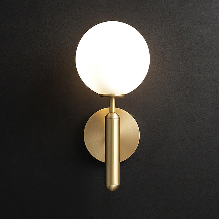 Milky Glass Ball Veggelys Moderne 1 Hode Messing Veggmontert Lysarmatur med Metall Blyantarm | Skanto