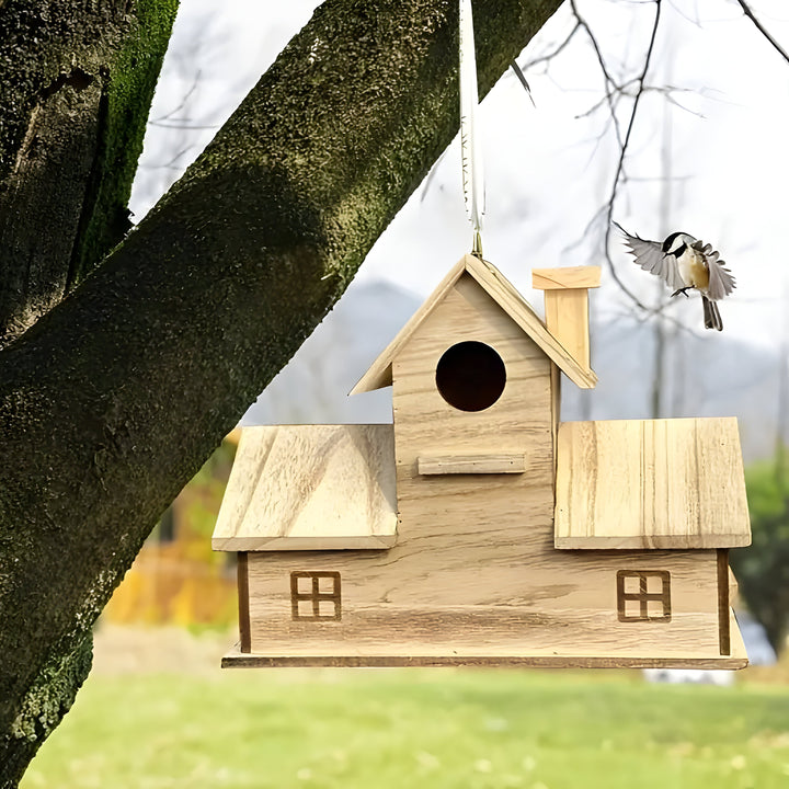 Fuglehus i skogen - Hengende fuglehus i tre med 3 inngangshull