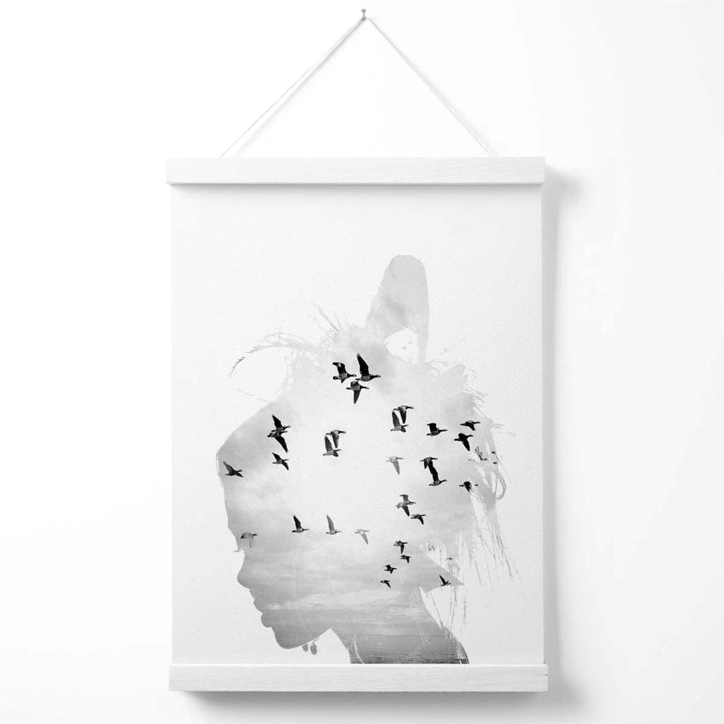 Abstrakt moteplakat med jente og måker (svart-hvitt-bilde) inkludert oppheng