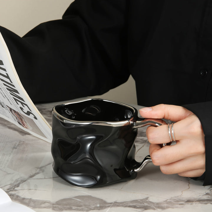 CreArt Mug – Håndlaget keramisk kaffekopp med unikt krøllet design | Skanto