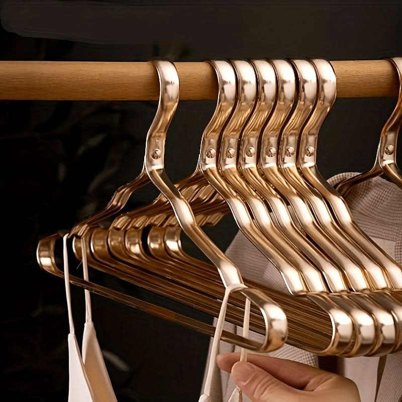 Hochwertige Kleiderbügel fra Messing for elegante Garderobe