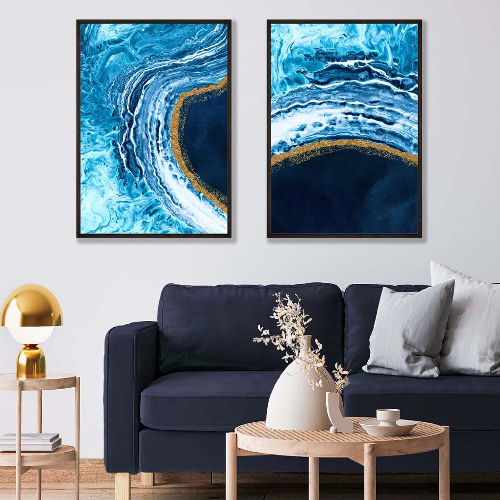 Abstrakt havmotiv i blått og gull, innrammet sett med 2 kunsttrykk med rammer
