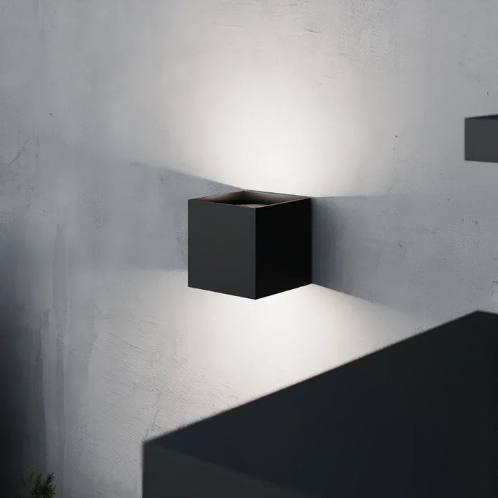 Moderne Wandleuchte fra schwarzem aluminium