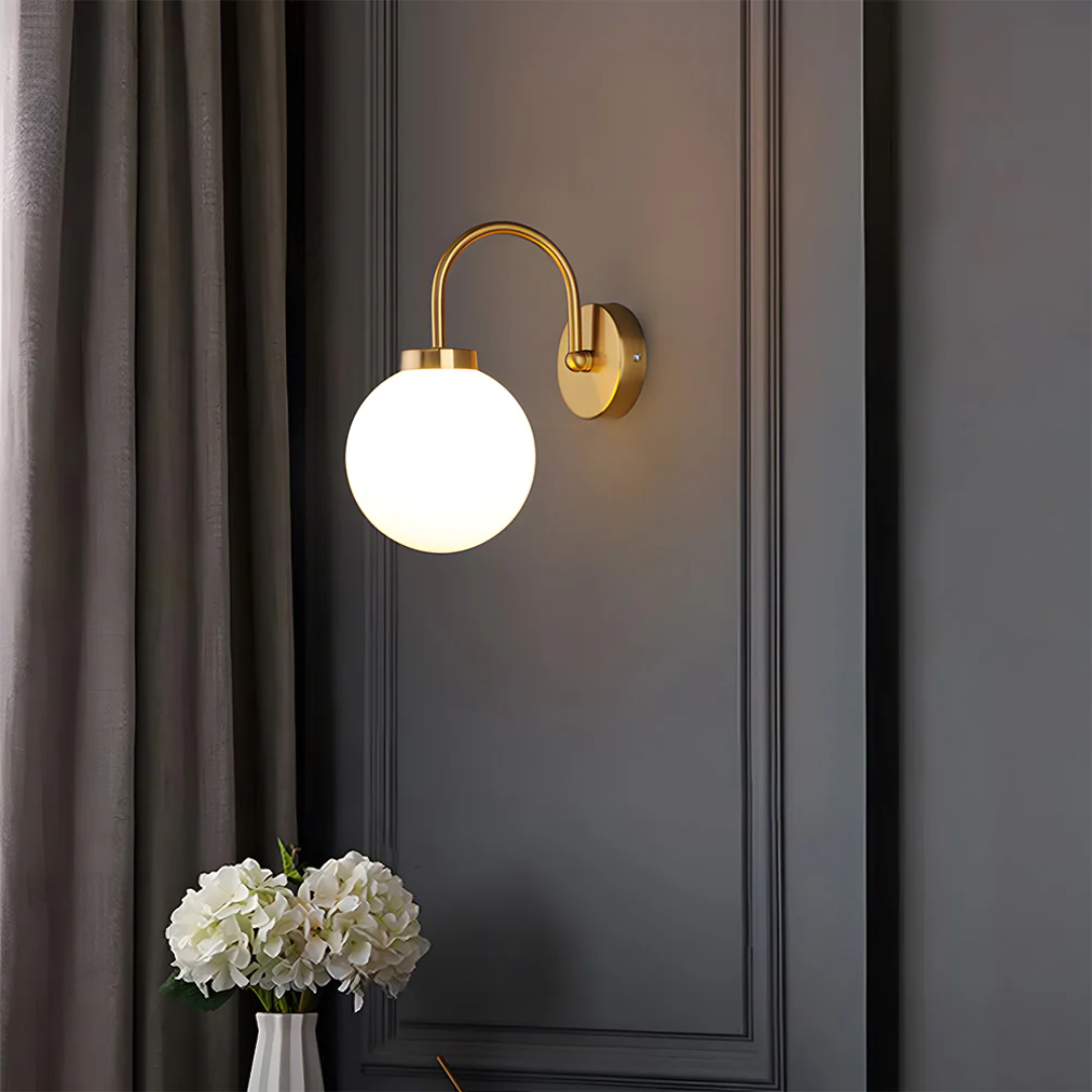 Skanto | Vegglampe med glasskule