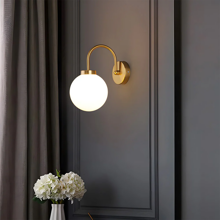 Skanto | Vegglampe med glasskule