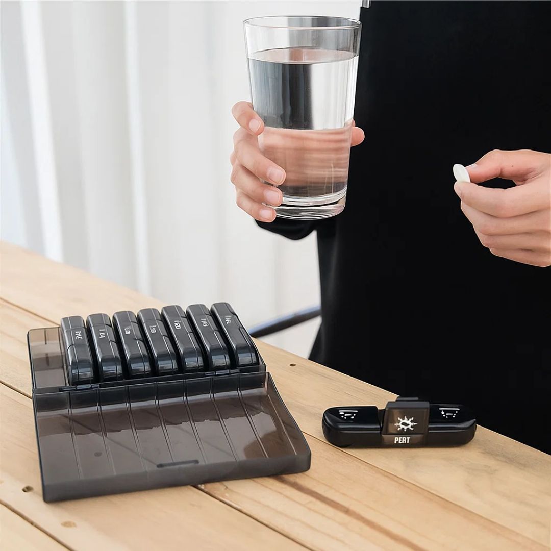 MediTrack | Ukentlig Pilleorganisator – Forbedrer Medisinoverholdelse - Enkel-åpne Store Rom – BPA-fri Holdbar – Reise & Seniors Skanto
