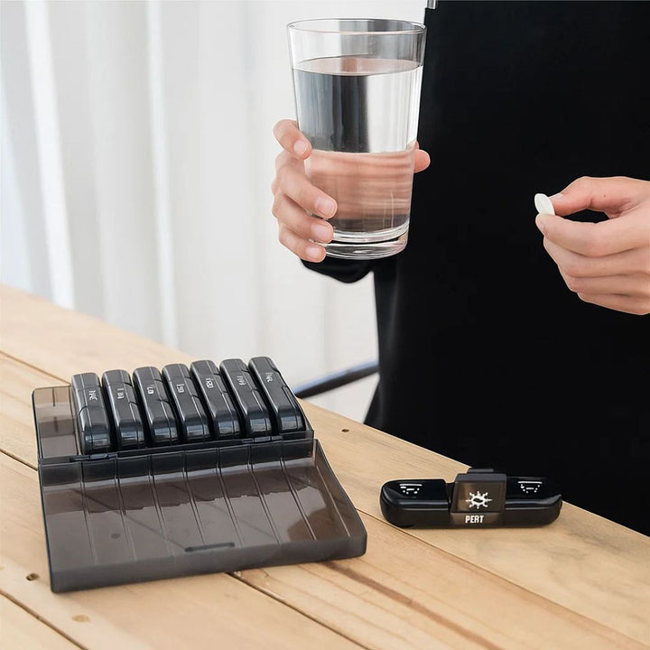MediTrack | Ukentlig Pilleorganisator – Forbedrer Medisinoverholdelse - Enkel-åpne Store Rom – BPA-fri Holdbar – Reise & Seniors Skanto