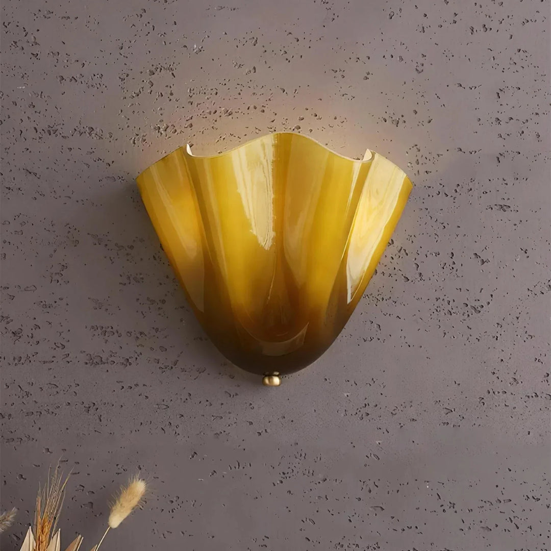 Skanto | Retro vegglampe laget av farget glass i skjørtformet skålmønster