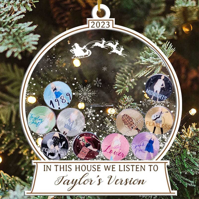 🎅I Dette Huset Lytter Vi Til Taylors Versjon Ornament | Skanto