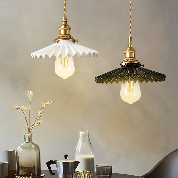 Vintage keramisk pendellampe med plissédesign – messing LED pendellampe for spisestue og stue | Skanto