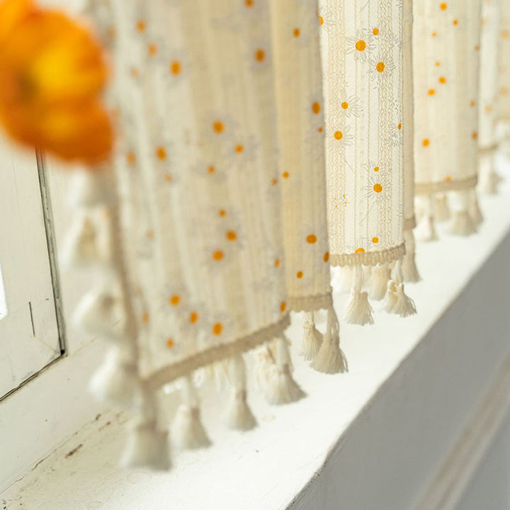 Beige Daisy Pattern Tier Gardin i Bomull Lin Stoff | Skanto