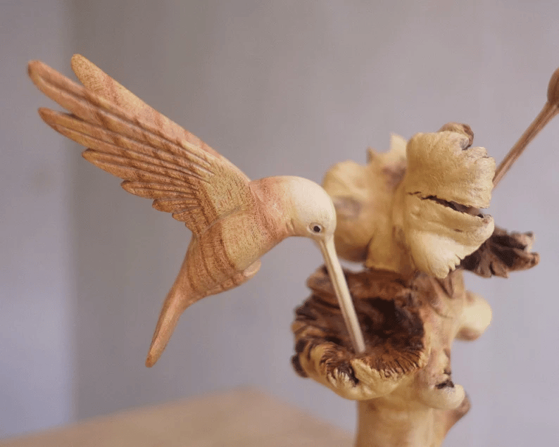 Skanto | Kolibri som spiser på en blomst, Håndlaget skulptur