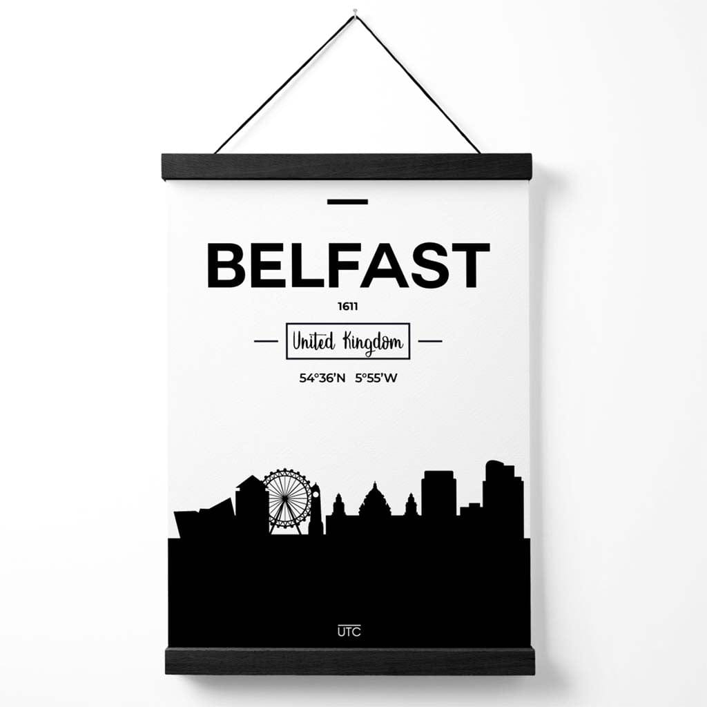 Svart-hvitt plakat av Belfasts skyline med oppheng