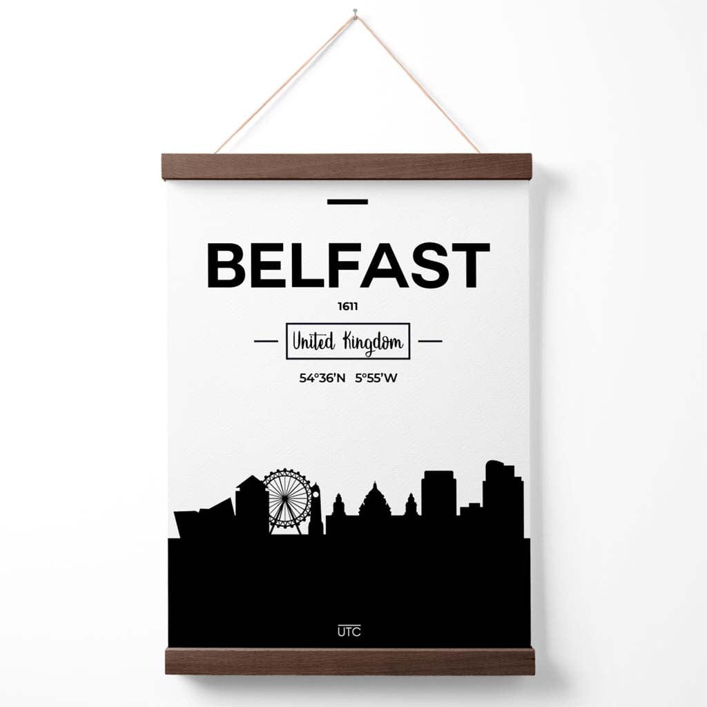 Svart-hvitt plakat av Belfasts skyline med oppheng