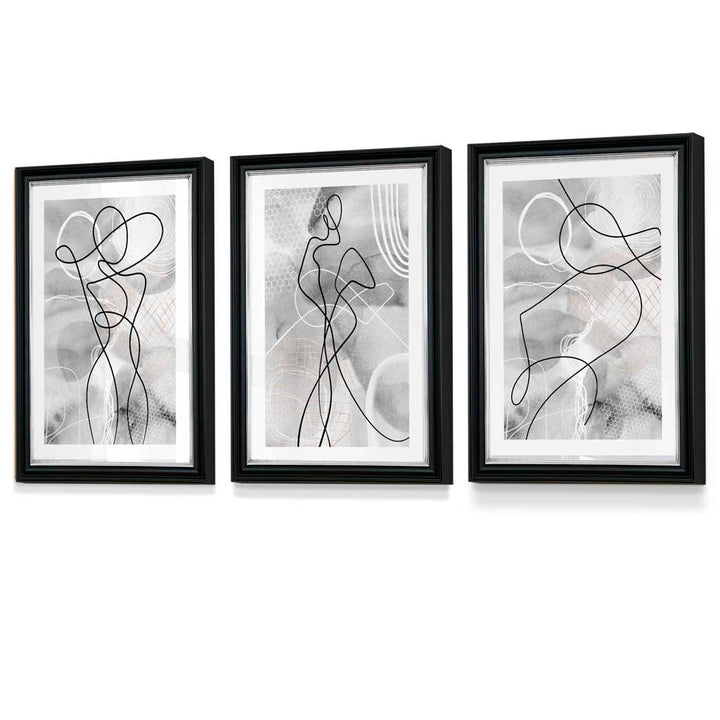 Abstrakt sett med 3 innrammede kunsttrykk med motiver fra moteverdenen i svart og grått.