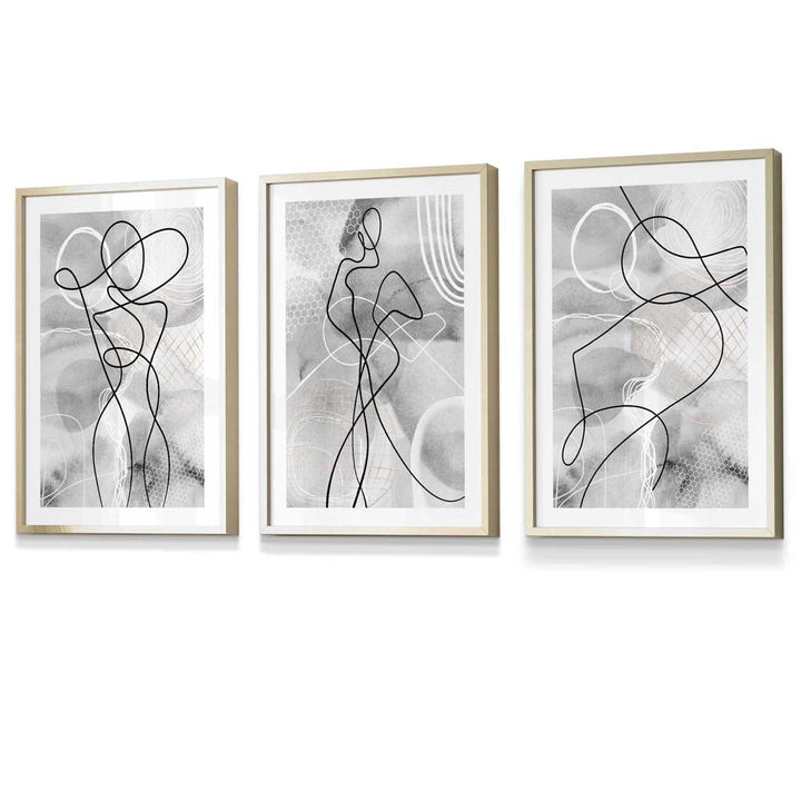 Abstrakt sett med 3 innrammede kunsttrykk med motiver fra moteverdenen i svart og grått.