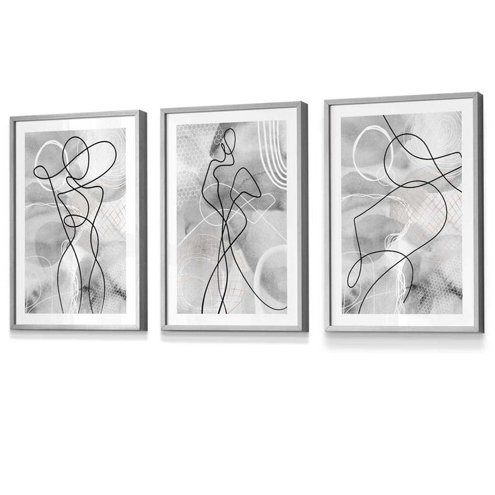 Abstrakt sett med 3 innrammede kunsttrykk med motiver fra moteverdenen i svart og grått.