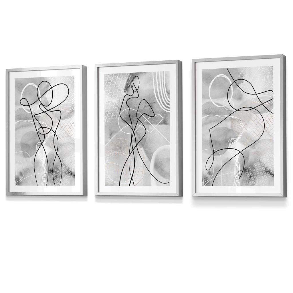Abstrakt sett med 3 innrammede kunsttrykk med motiver fra moteverdenen i svart og grått.