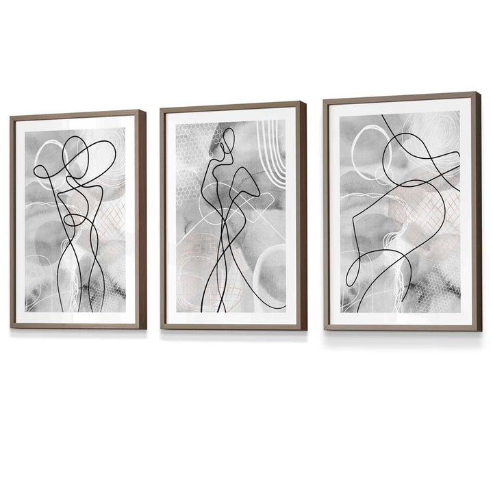 Abstrakt sett med 3 innrammede kunsttrykk med motiver fra moteverdenen i svart og grått.