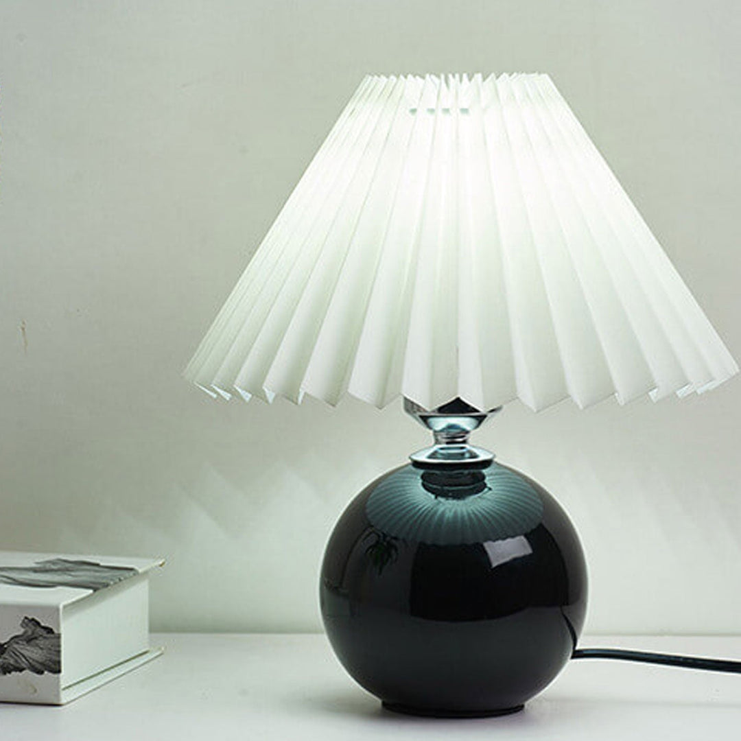 Skanto | Nordisk minimalistisk 1-lampe bordlampe laget av keramikk med folder