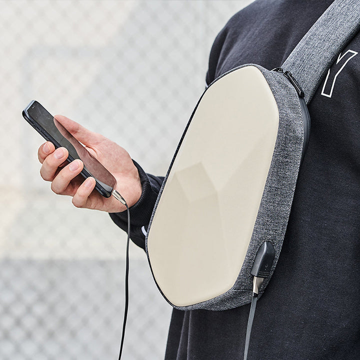 Skanto | Tyverisikret, vanntett, kollisjonsbestandig brystveske, med geometrisk 3D-skall, side USB-grensesnitt, høy-kvalitets beskyttelse, fler-lags partisjon lagring, for reise, utflukter, shopping og mer